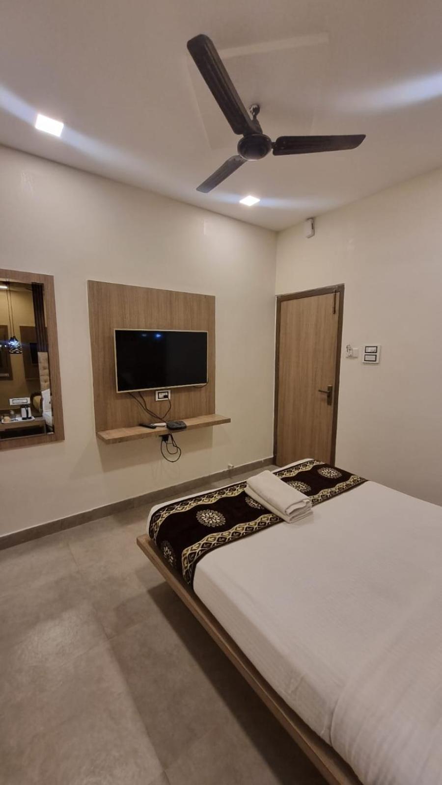 Beachfront Resort Калангут Экстерьер фото